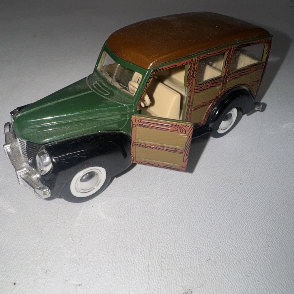 Superior 1940 Ford Woody Wagon - diecast car with pull-back motor - 1:43-scale - Picture 2 of 10